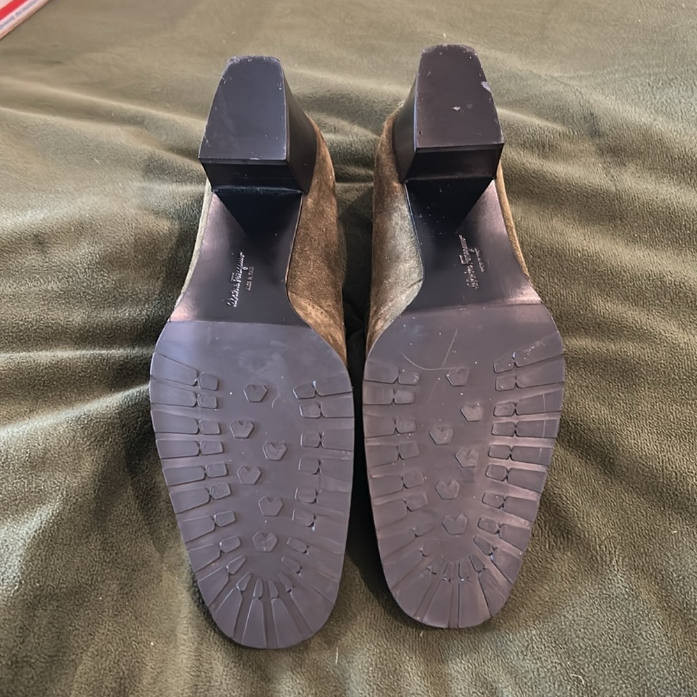 Salvatore Ferragamo Olive ๐ซ Green Suede Pumps size 8.5 narrow EUC๐๐ - Picture 5 of 8
